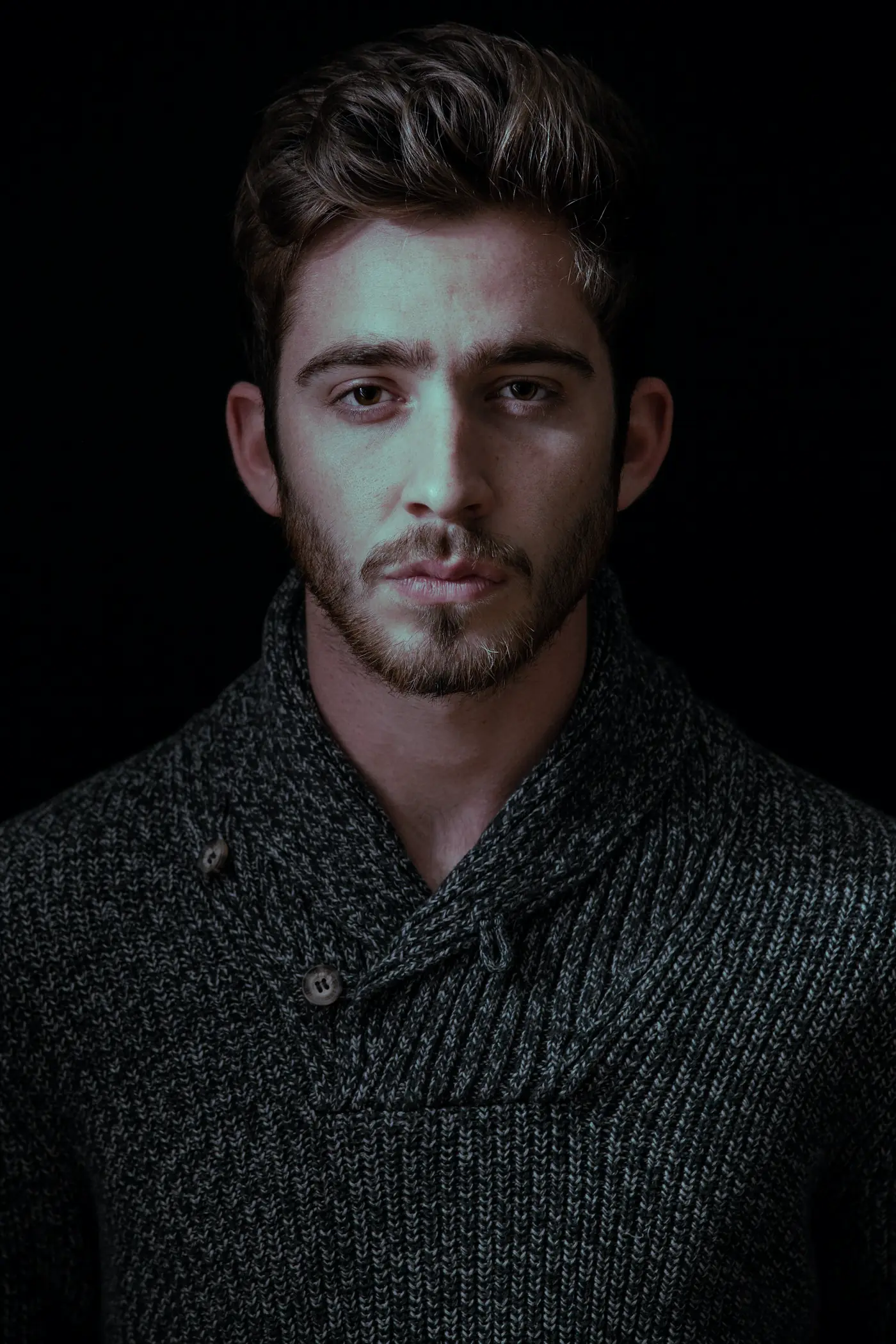 Modelo con jersey de punto sobre fondo negro